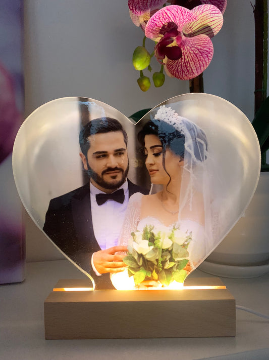 Lampada plexiglas con base led.